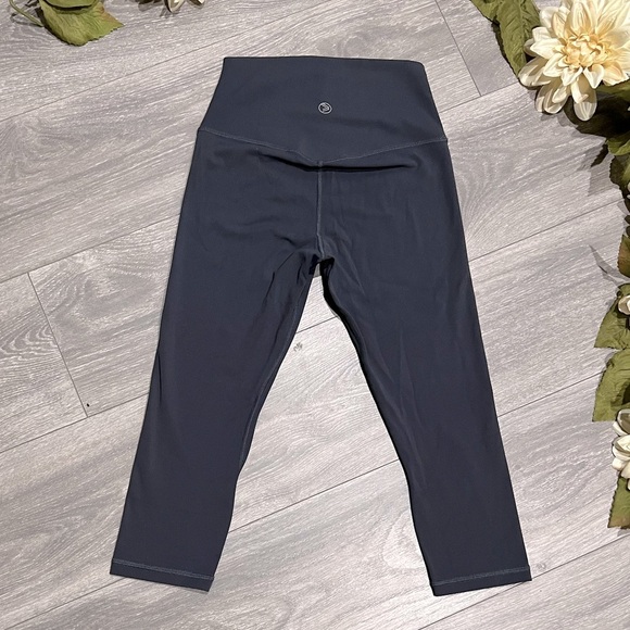 Savvi SSKIN capri leggings in slate grey. Size XS - Picture 6 of 8
